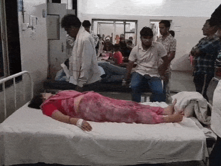 हाईवे पर बस को कैंटर ने पीछे से मारी टक्कर:भिंड में 9 यात्री घायल, 4 ग्वालियर रेफर, सवारी उतारने रुक थी बस