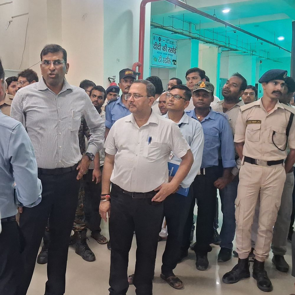 मुजफ्फरपुर सदर अस्पताल पहुंचे स्वास्थ्य सचिव:बोले- गंभीर मरीजों को अनावश्यक रेफर न करें; ICU-OPD और रेडियोलॉजी का लिया जायजा