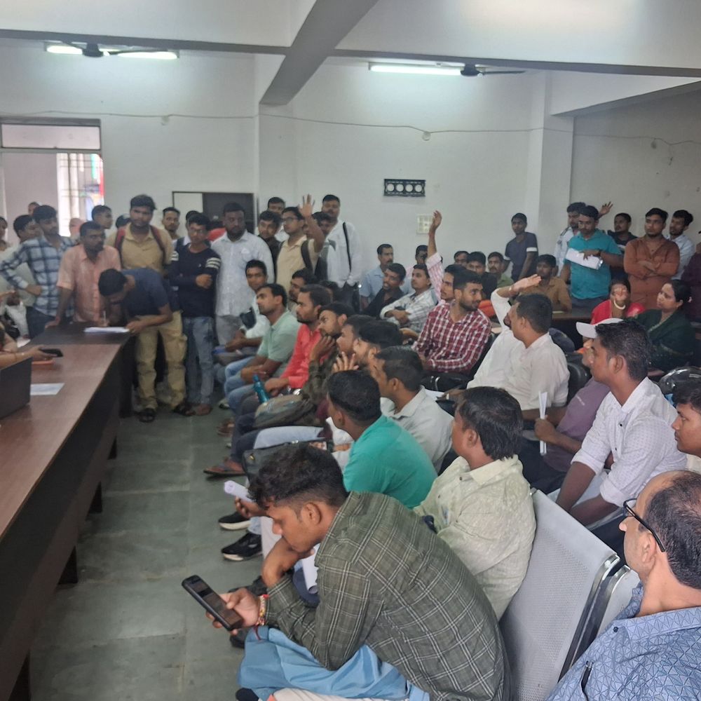 मुजफ्फरपुर में जॉब कैंप, 25 पदों के लिए 150+ अभ्यर्थी:BCA-CTET और कई डिग्रीधारी भी पहुंचे; 11,752 रुपए की नौकरी के लिए दिखी भीड़