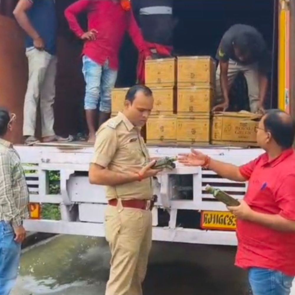 कंटेनर में जूते की जगह मिली शराब की बड़ी खेप:मुजफ्फरपुर में 50 लाख की शराब, राजस्थान का ट्रक जब्त, हरियाणा के चालक-खलासी गिरफ्तार