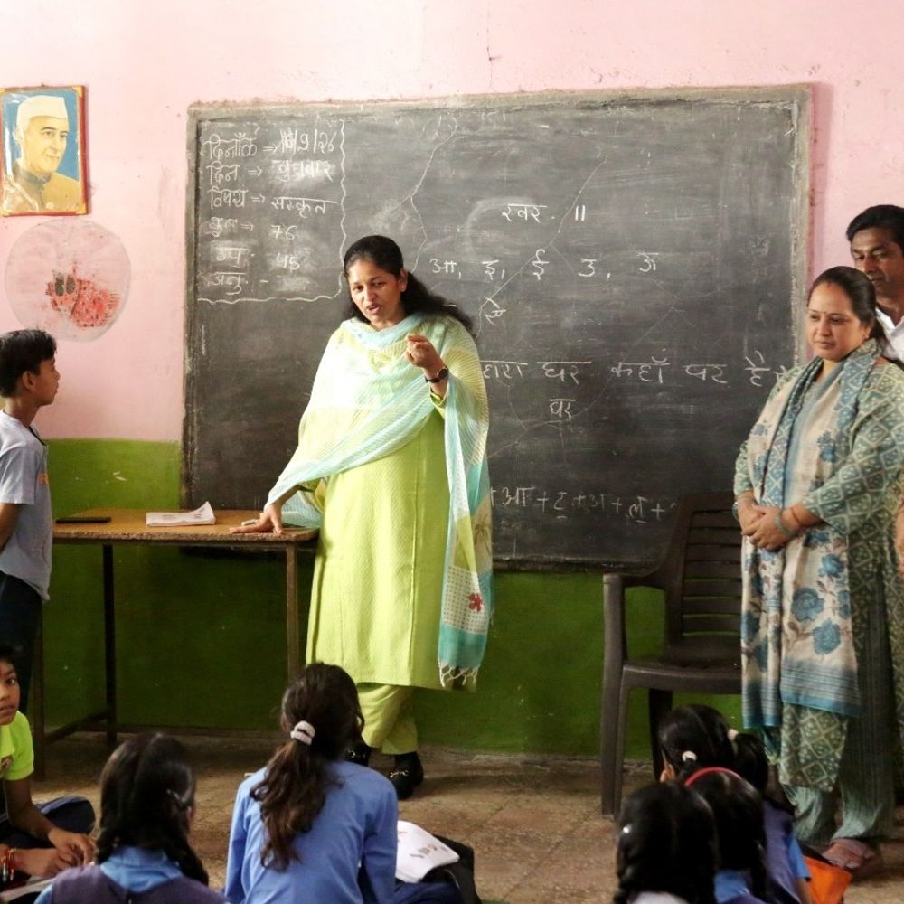 मध्याह्न भोजन में मेन्यू के अनुसार नहीं मिला खाना:कलेक्टर ने आकांक्षा सेवा समिति को दिया नोटिस, दो दिन में मांगा जवाब