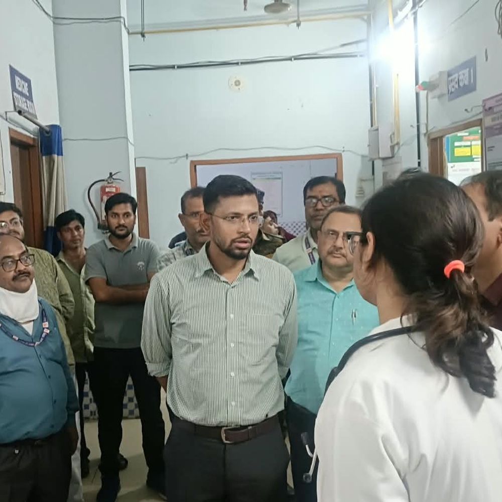 सदर अस्पताल में डीएम का निरीक्षण, सामने आईं कमियां:एमसीएच में उमस से बेहाल जच्चा-बच्चा, घर से पंखा ला रहे परिजन; खराब पंखा बदलने का दिया निर्देश