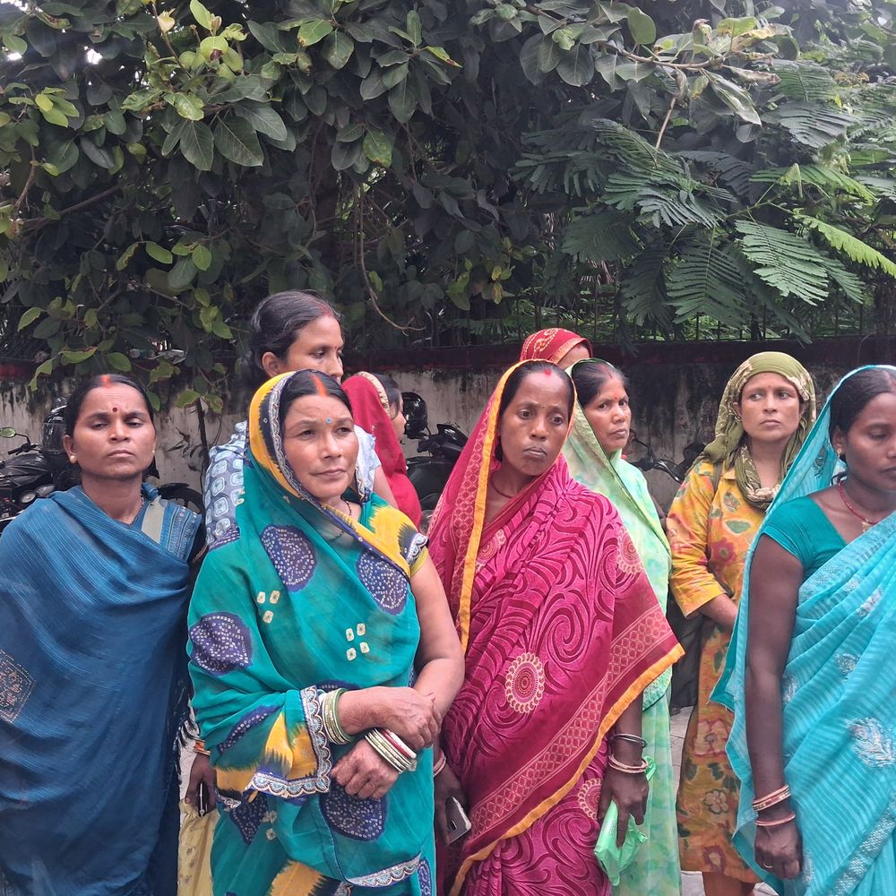 100+ जीविका दीदियों से ठगी मामले में तीसरी सुनवाई:मुजफ्फरपुर में बैंक से लोन के कागजात-DPM से जवाब मांगा; 23 सितंबर को अगली सुनवाई