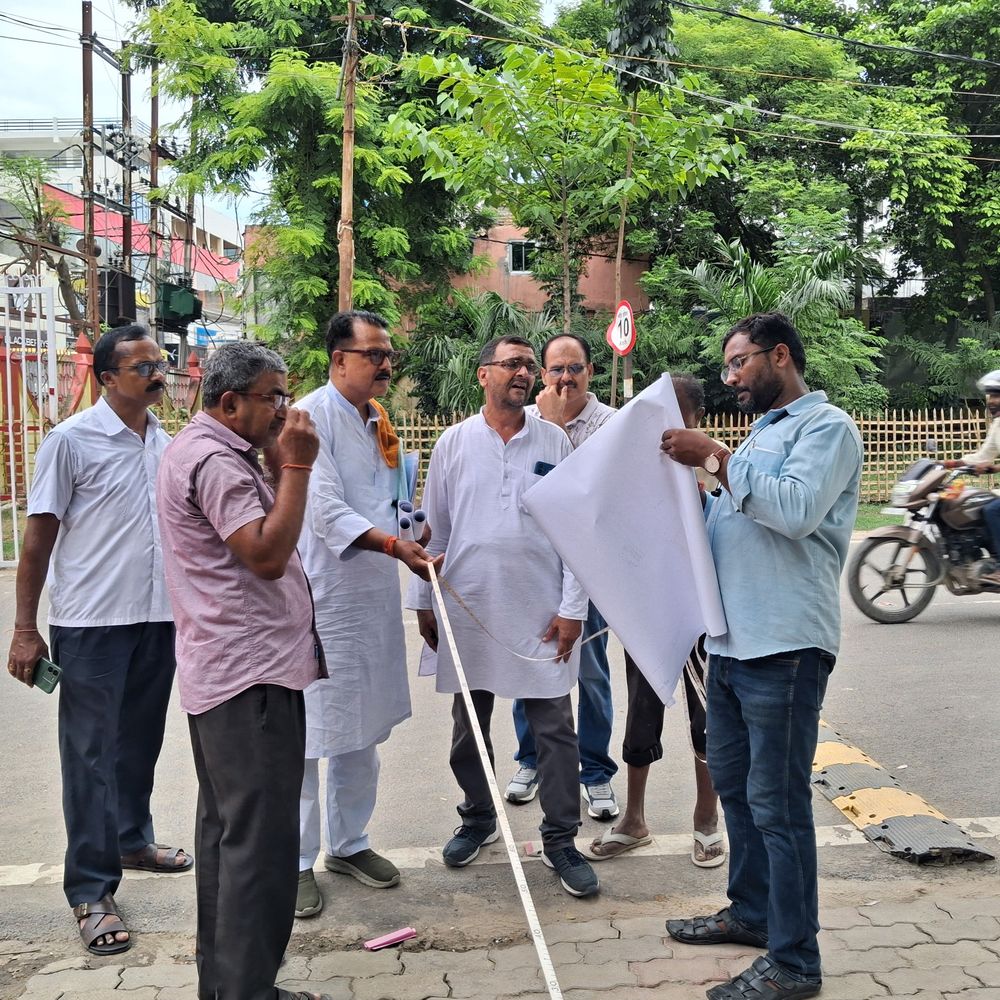 128 साल पुराने एलएस कॉलेज की जमीन की पैमाइश:कॉलेज की जमीन में BRABU का गेट बनाने को लेकर विवाद, मापी के बाद तय होगी सीमा