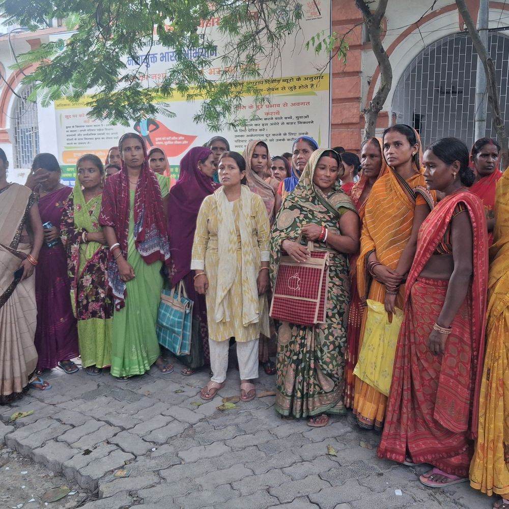 ब्याज जुड़कर 5.5 लाख से ज्यादा हुई रकम:100 से अधिक जीविका दीदियों के नाम पर लोन-ठगी, बैंक से नो-ड्यूज की मांग