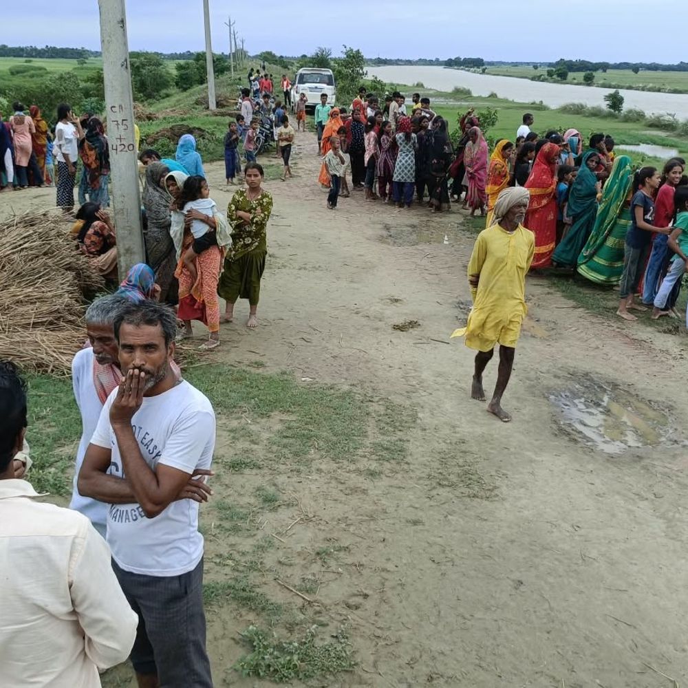 ‘अधिक चारा लादने के कारण घुसा पानी, डूबी नाव’:बागमती में हादसा, 14 तैरकर बाहर आए; लापता बच्ची का 9 घंटे बाद भी नहीं मिला सुराग
