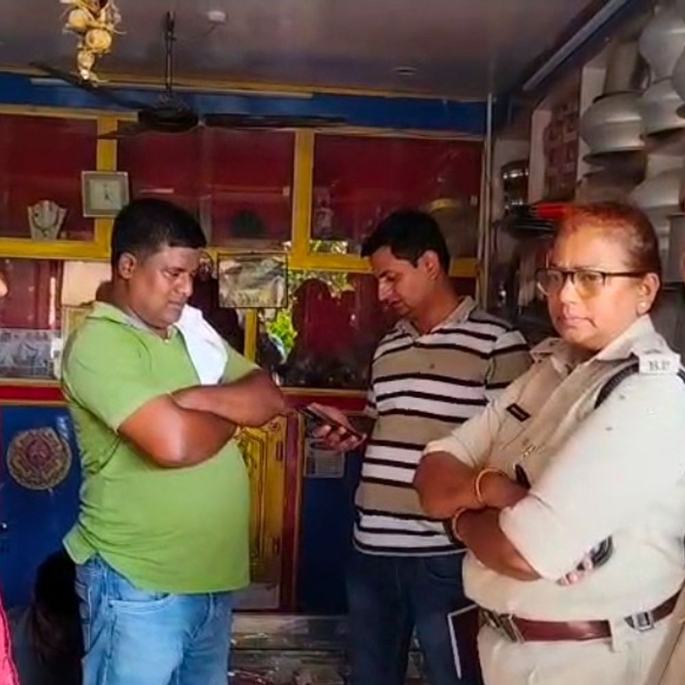 ग्लास खरीदने आए..पिस्टल दिखाकर 3 लाख के गहने लेकर फरार:मुजफ्फरपुर में ज्वेलरी दुकान में लूट, शॉपिंग के बाद सोने के गहने लूटे