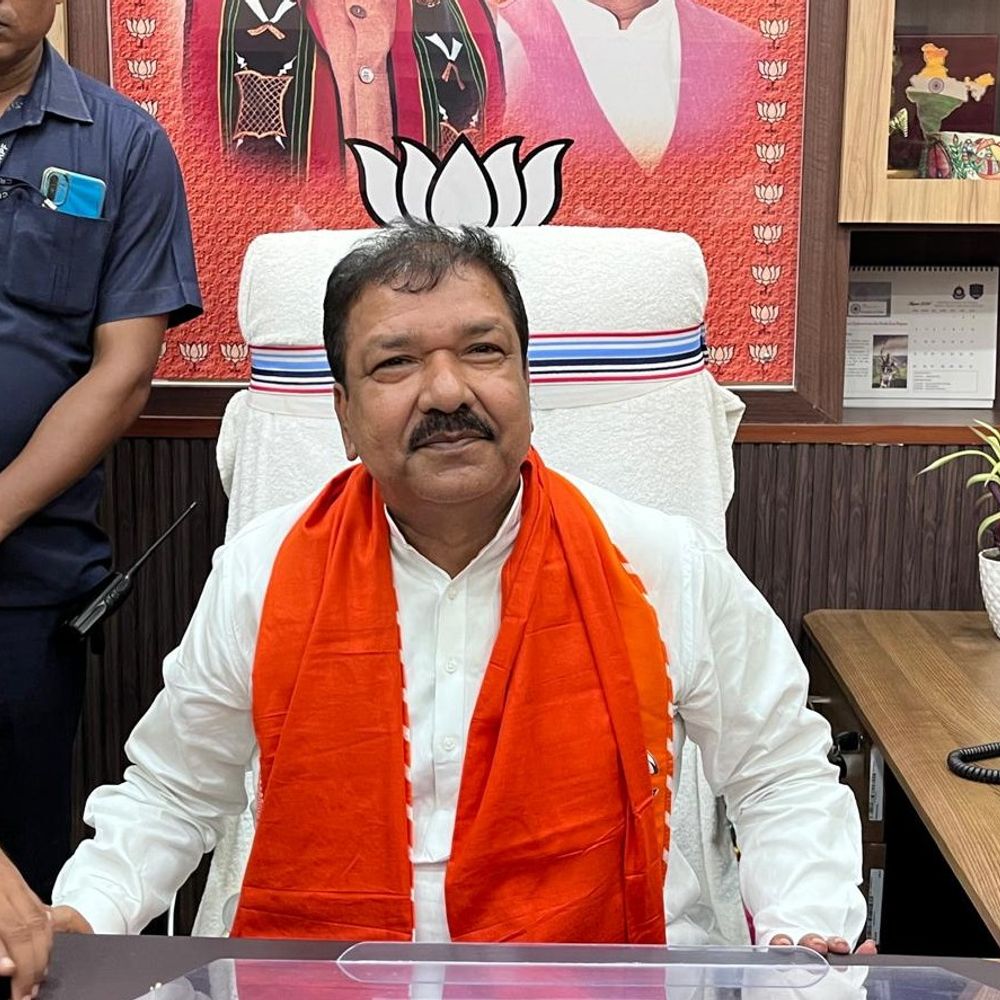 जमीन मामलों में लापरवाही, 3 अधिकारियों पर कार्रवाई:अंचल अधिकारी निलंबित, एक की 15% पेंशन कटौती और दूसरे की इंक्रीमेंट रोकी