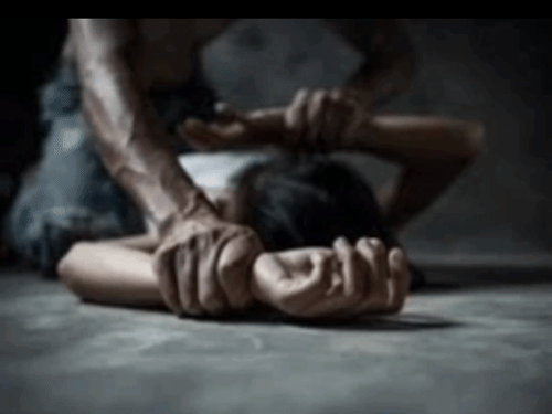 इंस्टाग्राम पर दोस्ती के बाद महिला से रेप:घर आकर मारपीट की; ब्लैकमेल करके जेवरात और रुपए हड़पे