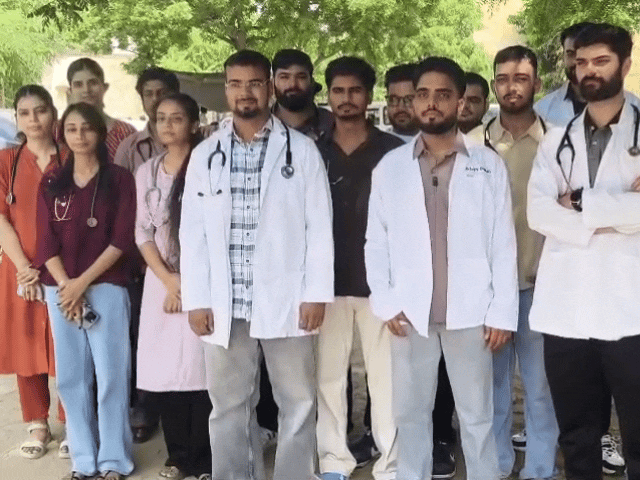 स्टाइपेंड नहीं मिलने पर इंटर्न डॉक्टर्स ने किया प्रदर्शन:बोले- ड्यूटी पूरी कर रहे, भत्ता नहीं मिल रहा, 7300 रुपए भुगतान का दावा