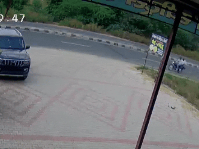 क्रेटा ने बाइक सवारों को पीछे से टक्कर मारी, VIDEO:हवा में उछलकर सड़क पर गिरे; गंभीर घायल का इलाज जारी