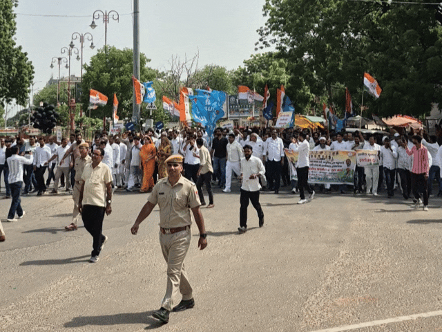 झुंझुनूं में कांग्रेस का ‘लोकतंत्र बचाओ’ मार्च:रीटा चौधरी बोलीं : चुनावी प्रक्रिया का दुरुपयोग कर भाजपा को फायदा पहुंचाया; पुलिस से धक्का-मुक्की