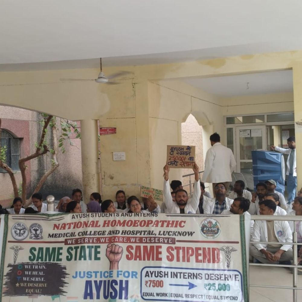 लखनऊ- नेशनल होम्योपैथी कॉलेज की OPD ठप:स्टाइपेंड बढ़ाने को लेकर इंटर्न ने OPD बंद पर किया प्रदर्शन, मरीज परेशान