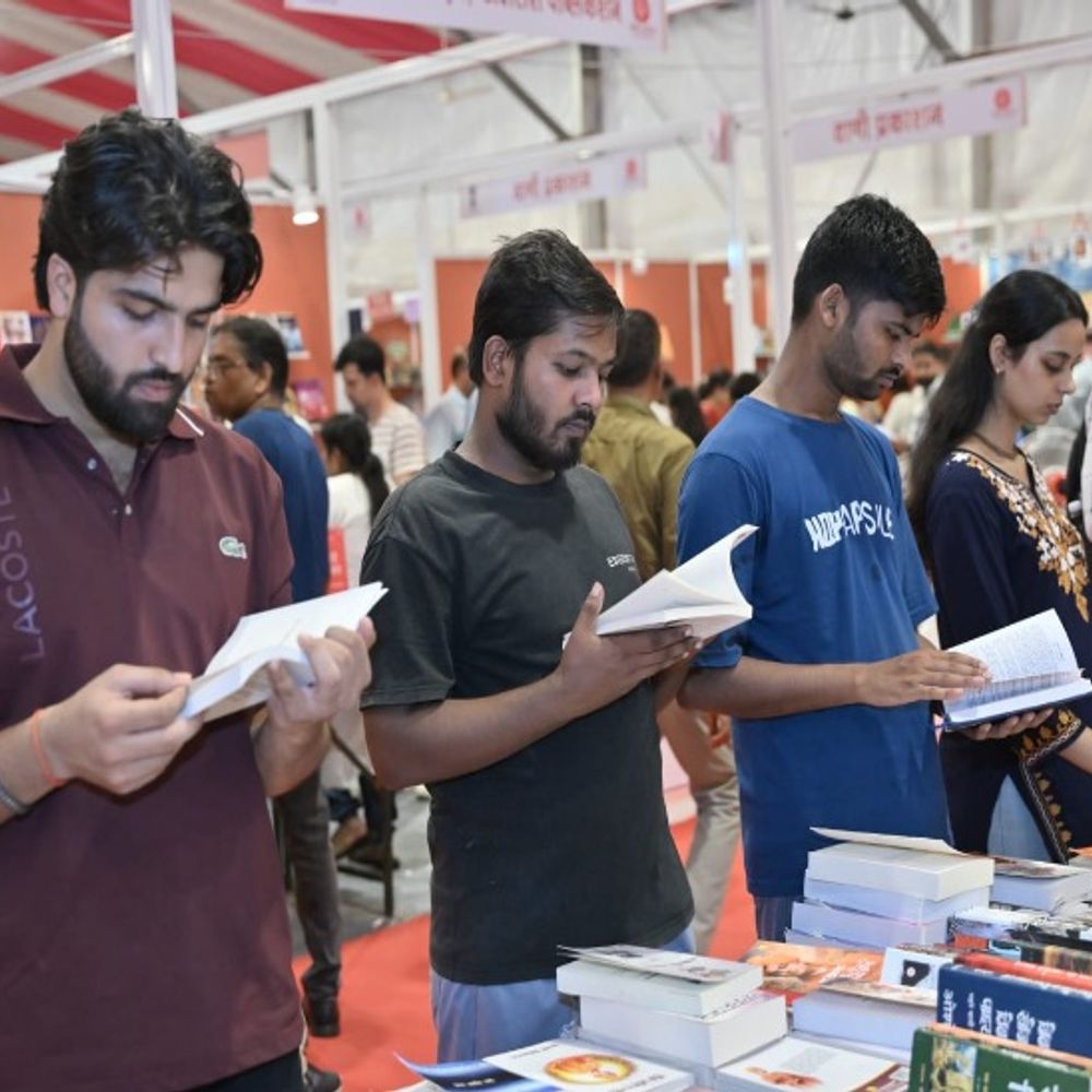 गोमती पुस्तक महोत्सव में रविवार को पहुंचे 1200 बच्चे:साहित्य, इतिहास और संगीत के सजे रंग, लखनऊ पर भी हुआ संवाद