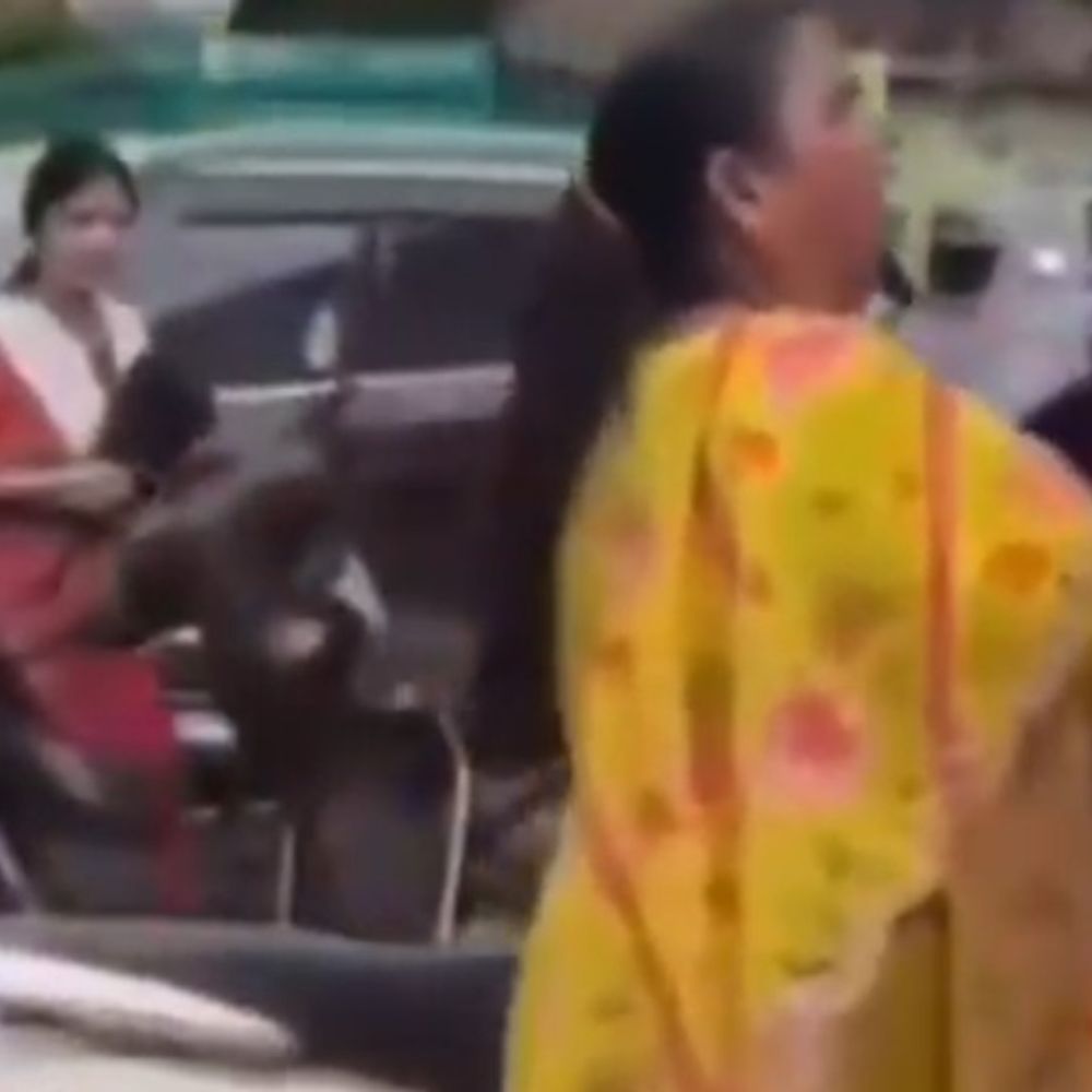 स्कूल के बाहर बच्चे को ढूंढती मां का वीडियो वायरल:रोते हुए मां ने स्कूल पर लगाया आरोप, CMS ने कहा- बच्चा सकुशल घर पहुंचा