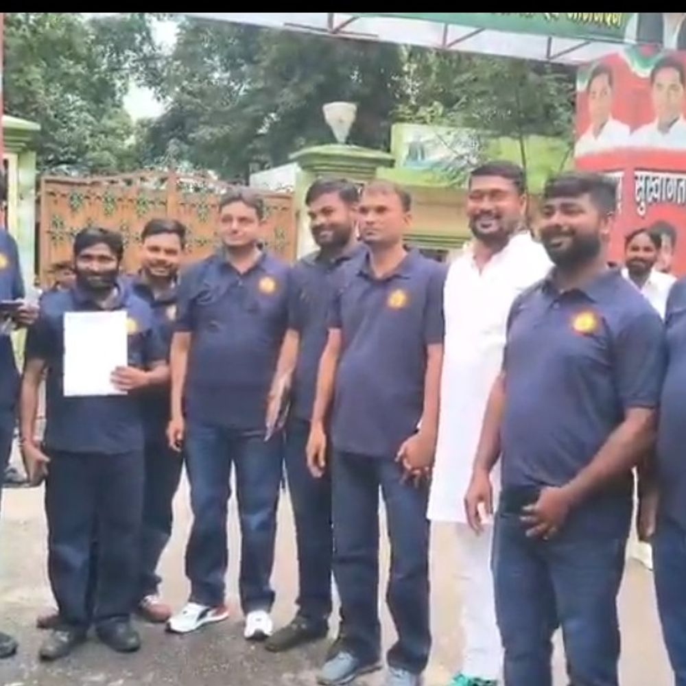 समाजवादी छात्र सभा की नई नीली ड्रेस आज होगी लॉन्च:लखनऊ में कार्यक्रम के दौरान जारी होगी नई ड्रेस, नीली पैंट और नीली शर्ट/टी-शर्ट में नजर आएंगे कार्यकर्ता