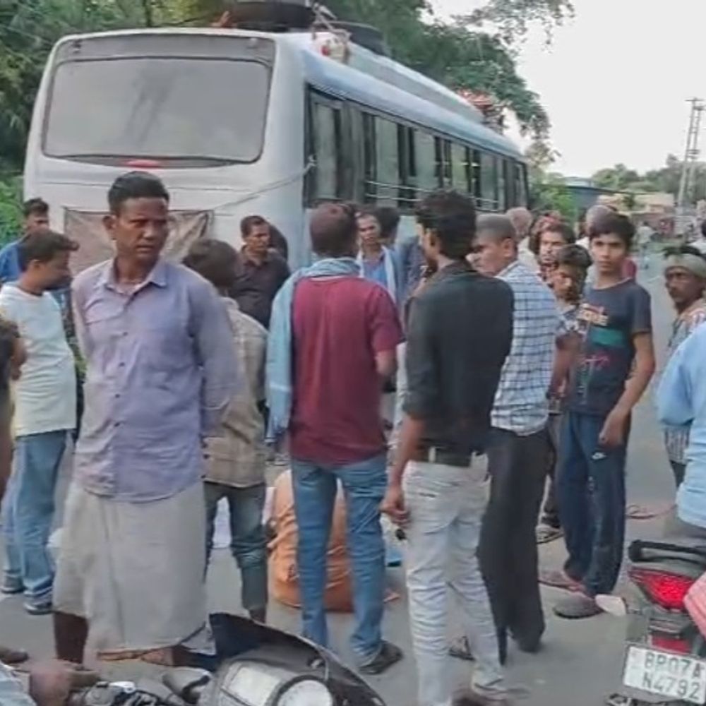 कांवरियों से भरी बस ने महिला को रौंदा, मौत:पति के साथ मंदिर जा रही थी, रास्ते में तेज रफ्तार बस ने बाइक में मारी टक्कर