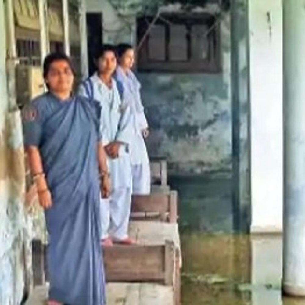 DMCH के हॉस्टलों में बदहाल व्यवस्था:कहीं जर्जर बिजली तार तो कहीं जलजमाव; PG Boys-1 में मार्च से जनरेटर बंद, वेस्ट हॉस्टल की छत से टपकता है पानी