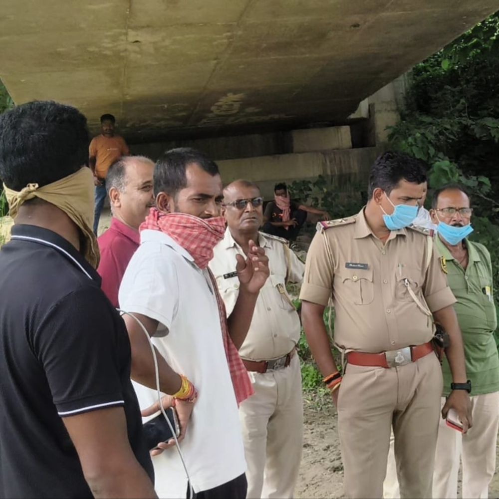 दरभंगा- कमला नदी में प्लास्टिक में लिपटा शव मिला:पुल के नीचे पिलर में फंसा था, हाथ-पैर बंधे थे, पहचान बाकी, हत्या की आशंका
