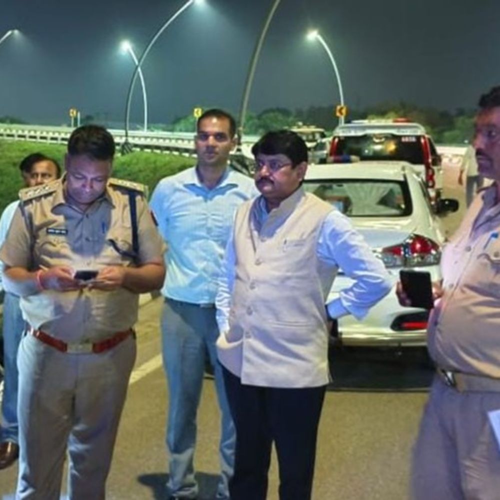 लखनऊ-आगरा एक्सप्रेसवे पर बसों के खिलाफ चला अभियान:बस बॉडी कोड का उल्लंघन और सुरक्षा में कमी मिलने पर 16 के चालान, 12 बसें सीज