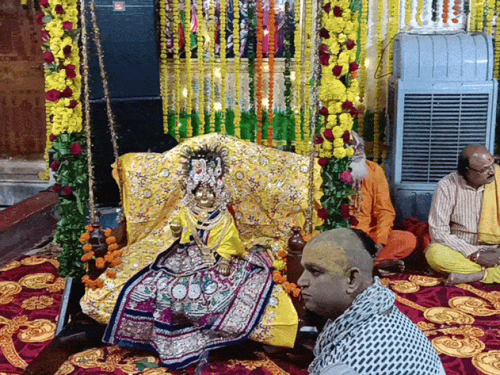 झांसी में रात 12 बजे गूंजा ‘जय कन्हैया लाल की’:भगवान श्रीकृष्ण के जन्मोत्सव पर मंदिरों में भक्ति में डूबे भक्त