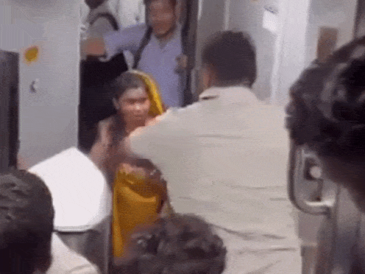 चलती ट्रेन में महिला को गिराकर लात और थप्पड़ बरसाए:बचा रहे युवक पर भी आरोपियों ने किया हमला, झांसी से आगरा तक तलाश में जुटी RPF
