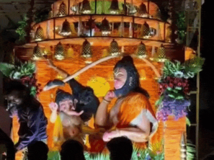 झमाझम बारिश के बीच देर रात निकली बप्पा की सवारी:झांसी में DJ पर नाचते गाते शोभायात्रा में शामिल हुए भगवान गणेश के भक्त