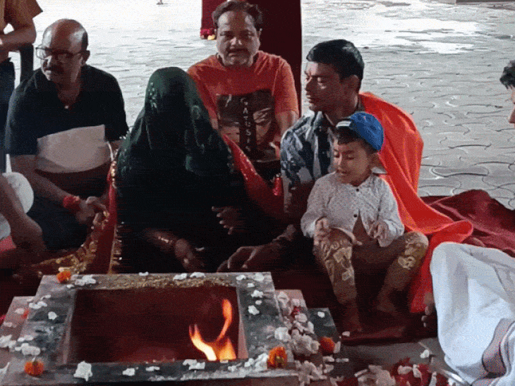 झांसी में 15 साल बाद युवक ने की घर वापसी:हवन-पूजन कर रफीक से बना राजकुमार, पत्नी अफसरी बनी अनिता प्रजापति