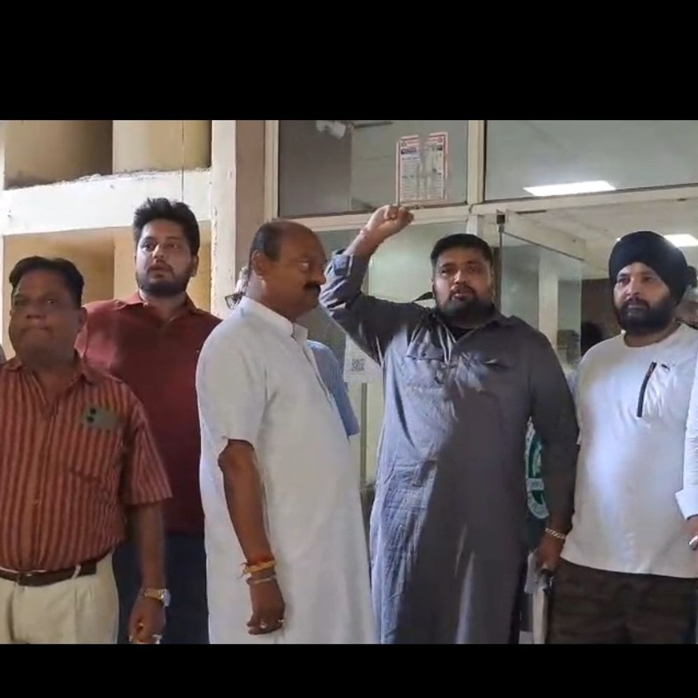 दशहरा मेले के ठेके को लेकर हंगामा:ठेकेदारों ने मिलीभगत के लगाए आरोप,SDM बोले-तय समय के बाद पहुंचे थे, फिर भी लेटर ले लिया