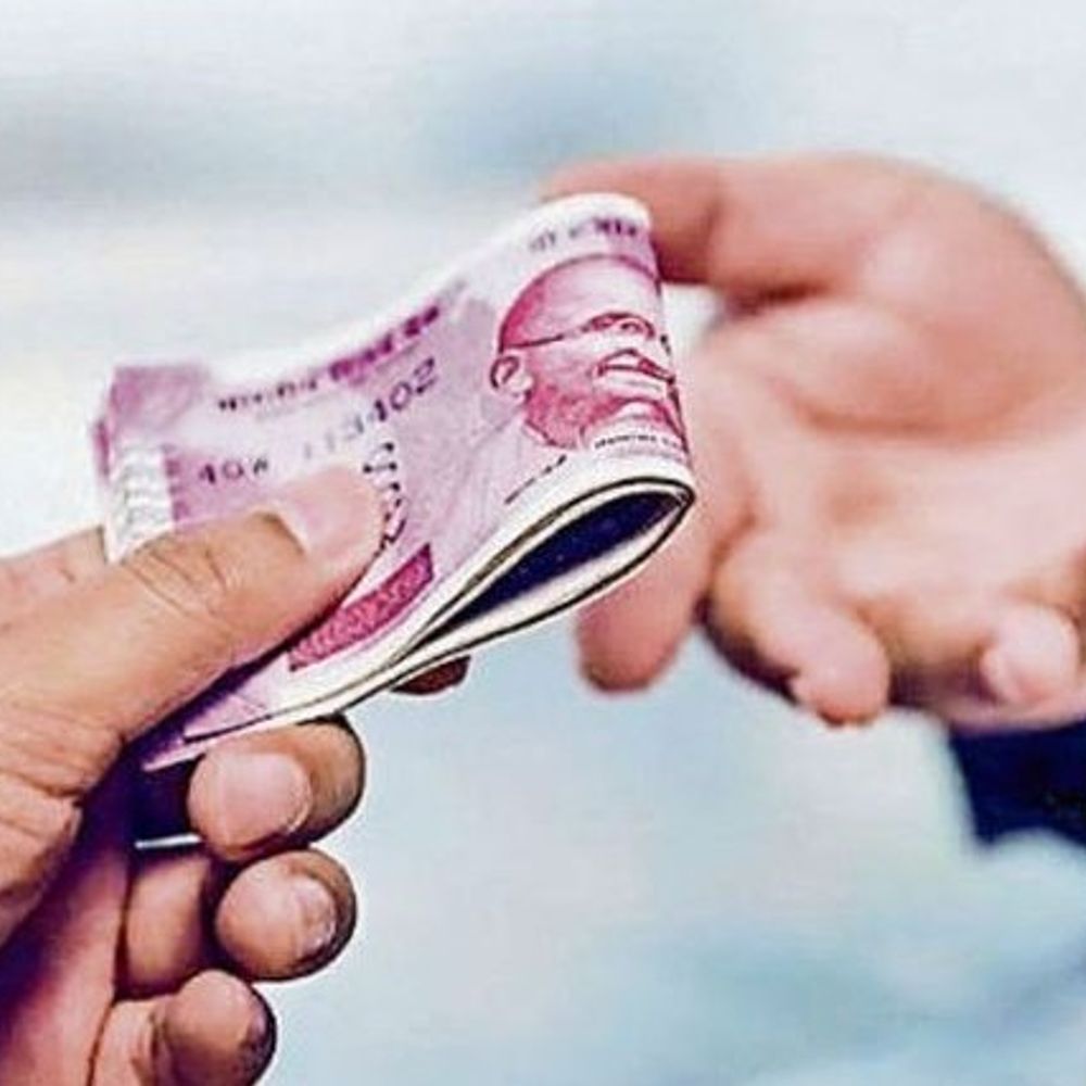 हिमाचल-एक लाख की रिश्वत के साथ महिला पटवारी गिरफ्तार:लैंड वेल्यू सर्टिफिकेट बनाने को मांगी रकम; शिकायतकर्ता की सूचना पर विजिलेंस ने जाल बिछाकर पकड़ा