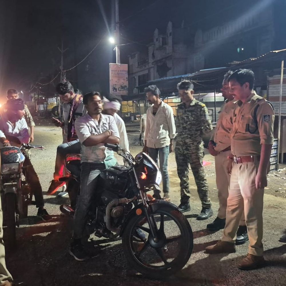 गुना पुलिस ने कॉम्बिंग गश्त में पकड़े 82 वारंटी:देर रात सड़कों पर घूमने वालों से भी की हुई पूछताछ