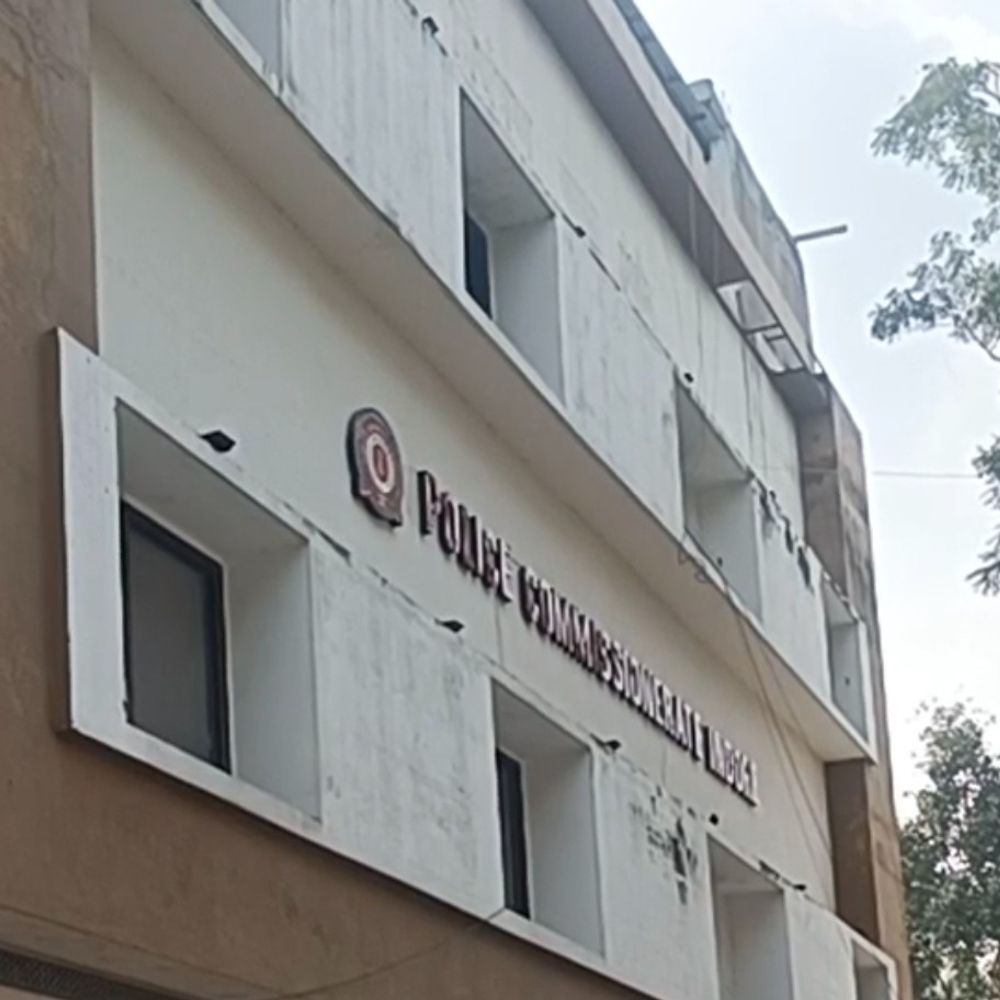 बिजली के तार से चिपका था 6 साल का बच्चा:महिला पुलिसकर्मी ने देखा तो दौड़ लगा दी, गोद में उठाकर अस्पताल पहुंचाया