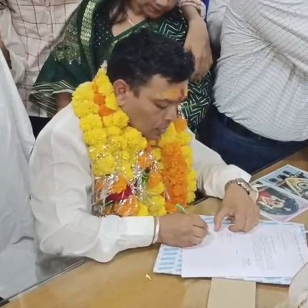 बांसवाड़ा सभापति और उपसभापति ने संभाला पदभार:औपचारिक रूप से कामकाज शुरू, एक-दूसरे का मुंह मीठा करवाया