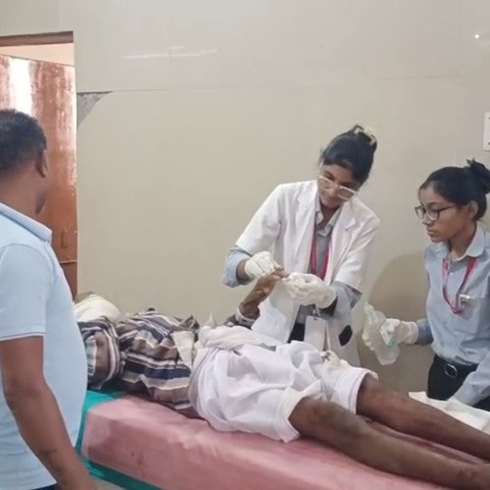 खाट पर बैठे युवक पर झपटा कुत्ता, हाथ-पैर नोचे:चिल्लाया तो छोड़ कर भागा; 10 टांके लगाने पड़े