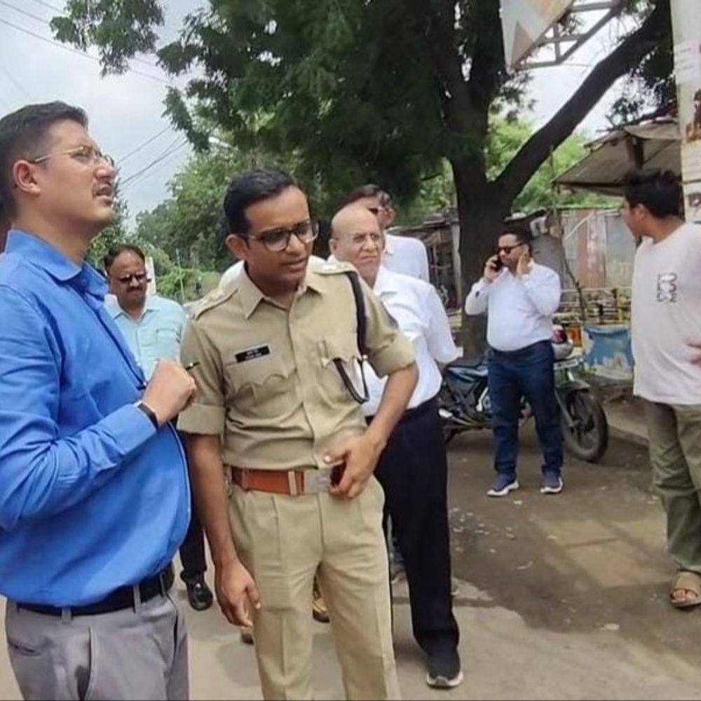 खंडवा कलेक्टर-एसपी ने तीन पुलिया ओवरब्रिज का लिया जायजा:बोले- ट्रैफिक प्लान जरूरी, जंक्शन और ब्लैक स्पॉट जांचे, पूरा होने में लगेंगे 5-6 महीने