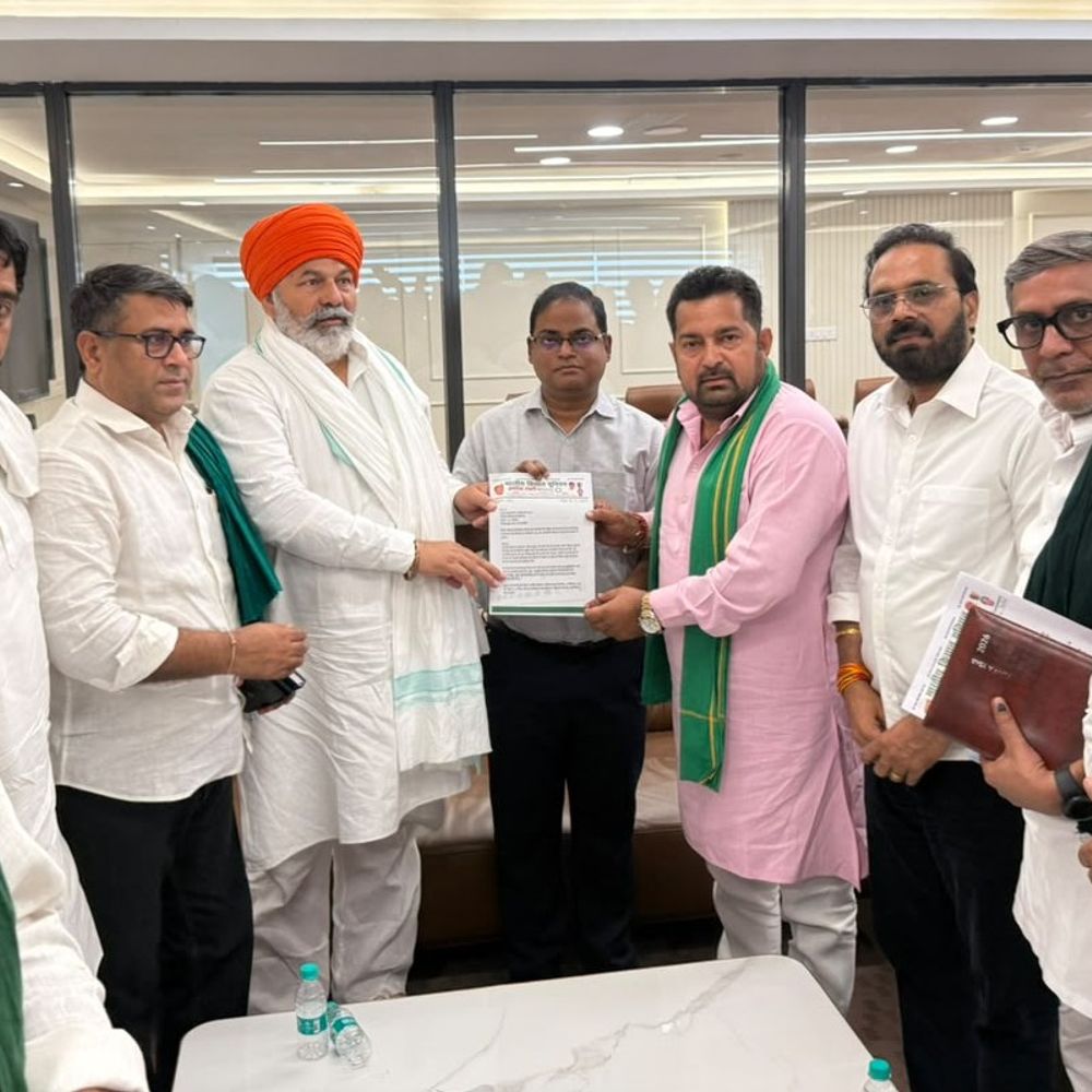 नोएडा प्राधिकरण में ट्रैक्टर से पहुंचे राकेश टिकैत:17 सूत्रीय मांगों पर हुई दो घंटे की वार्ता, समीक्षा के बाद लेंगे फ़ैसला