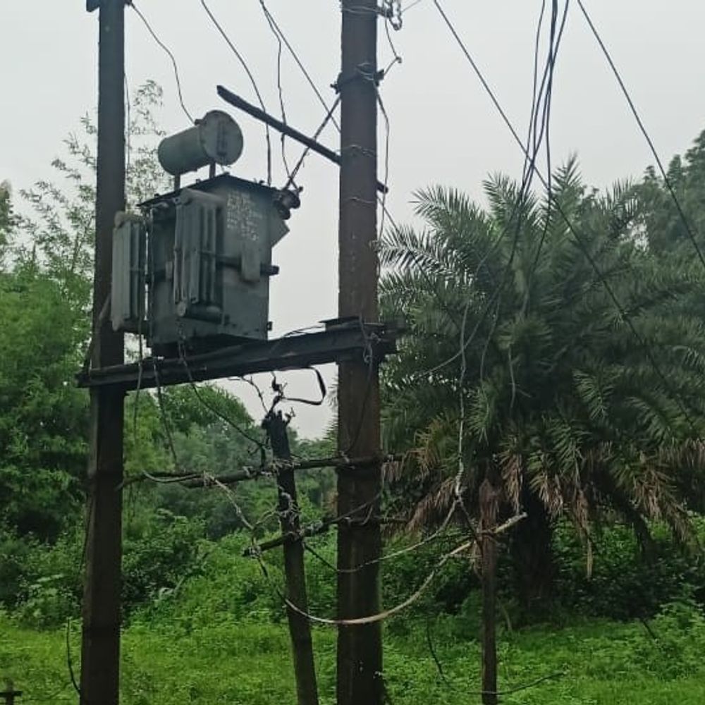 रायगढ़ के कमरगा में 20 दिनों से बिजली गुल:गाज गिरने से ट्रांसफार्मर खराब, शिकायत के बाद भी नहीं सुधरी व्यवस्था
