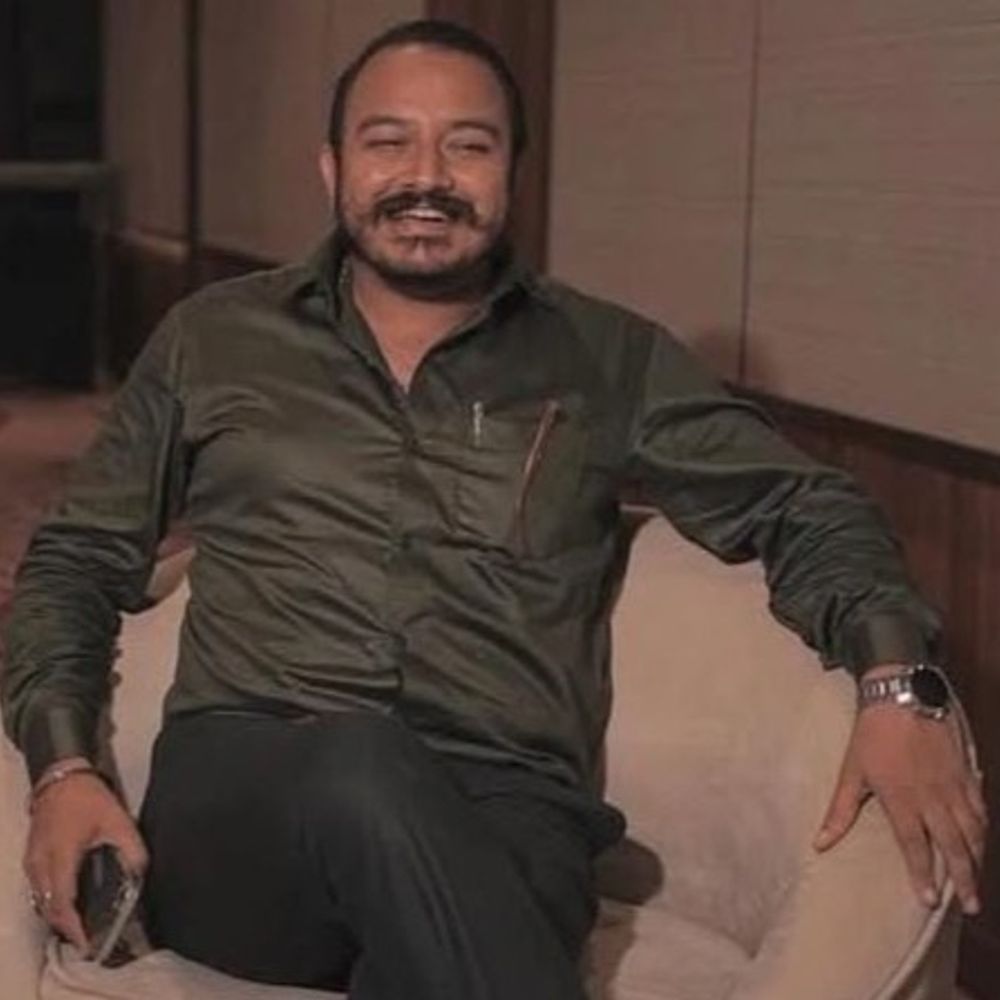भोपाल में करंट लगने से भाजयुमो पदाधिकारी की मौत:पोल पकड़ते ही लगा झटका; पत्नी भी चपेट में; शॉपिंग करने पहुंचे थे