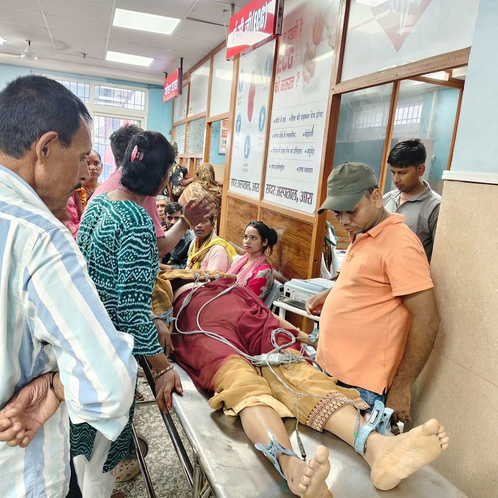 भोजपुर में चलती बाइक से गिरी महिला, मौत:तबीयत बिगड़ी हुई थी, दामाद-बेटी के साथ इलाज के लिए अस्पताल जा रही थी