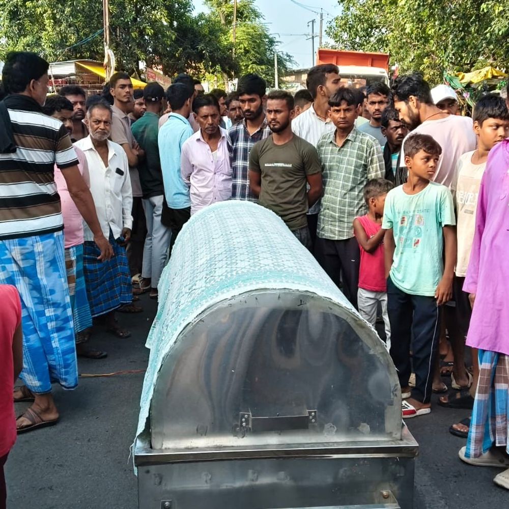 भोजपुर- जफी हत्याकांड में दो पुलिसकर्मी सस्पेंड:लापरवाही बरतने के आरोप SP ने लिया एक्शन, अपराधियों ने घर में घुसकर समाजसेवी को मारी थी दो गोली