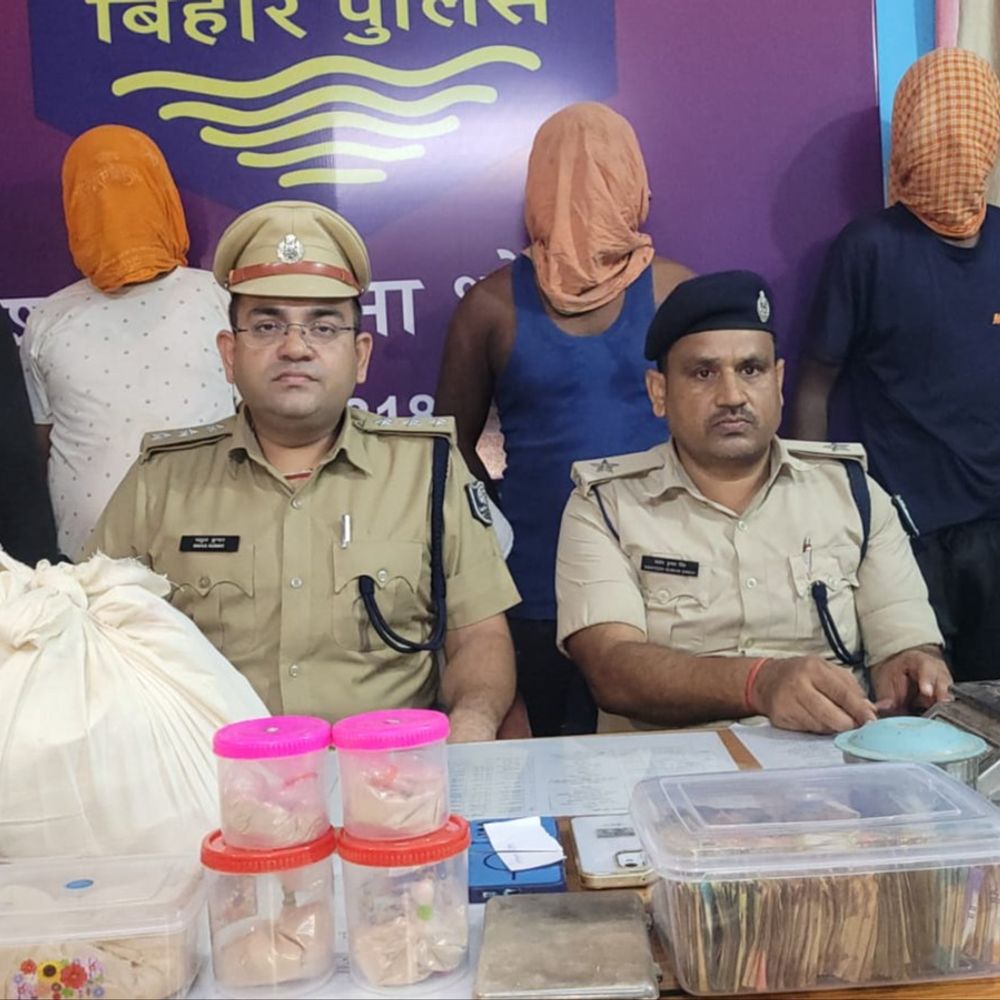 भोजपुर में तीन ठिकानों पर पुलिस की छापेमारी:हेरोइन, गांजा और कैश बरामद, 6 आरोपी गिरफ्तार; जब्त मादक पदार्थों की कीमत करीब 1 करोड़
