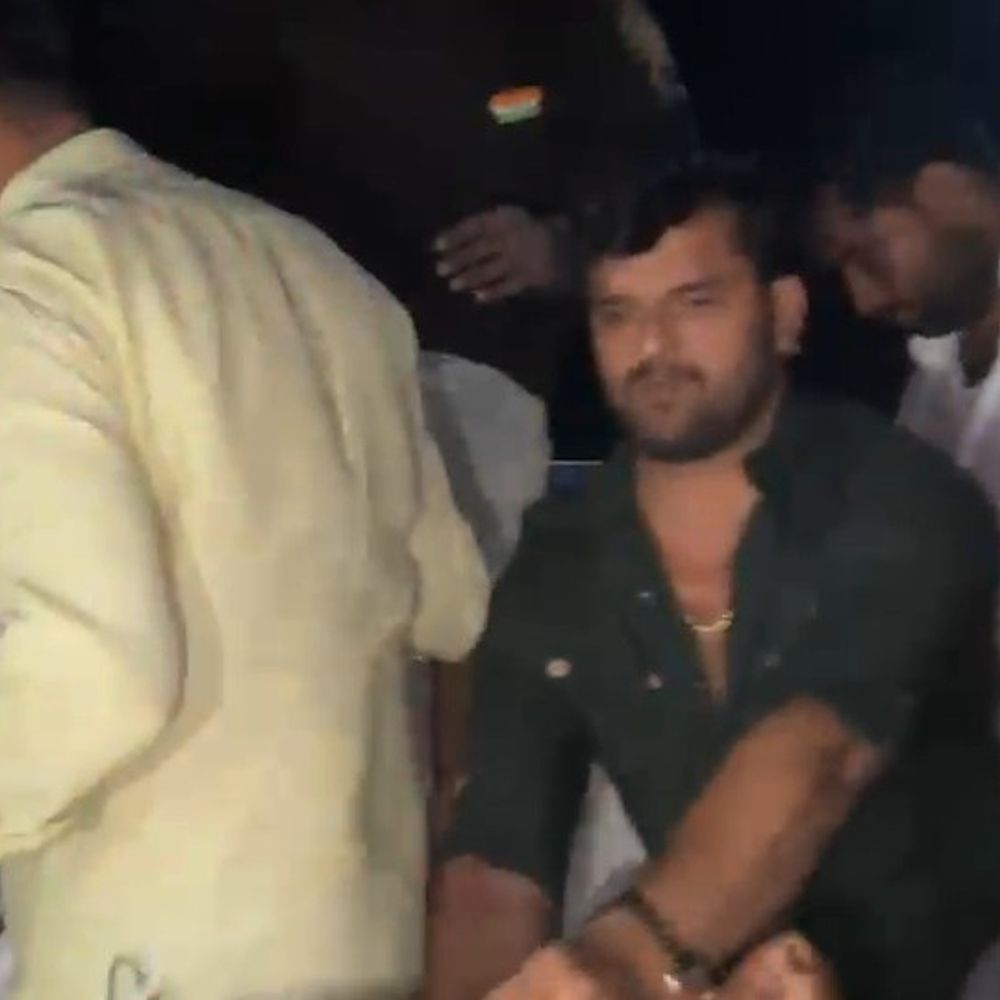 भरत की मां खेसारी से बोली, हमें आपका इंतजार था:भोजपुरी स्टार बोले- अम्मा बनारस में शूटिंग थी, इसलिए नहीं आ सका; वीडियो कॉलिंग पर बात