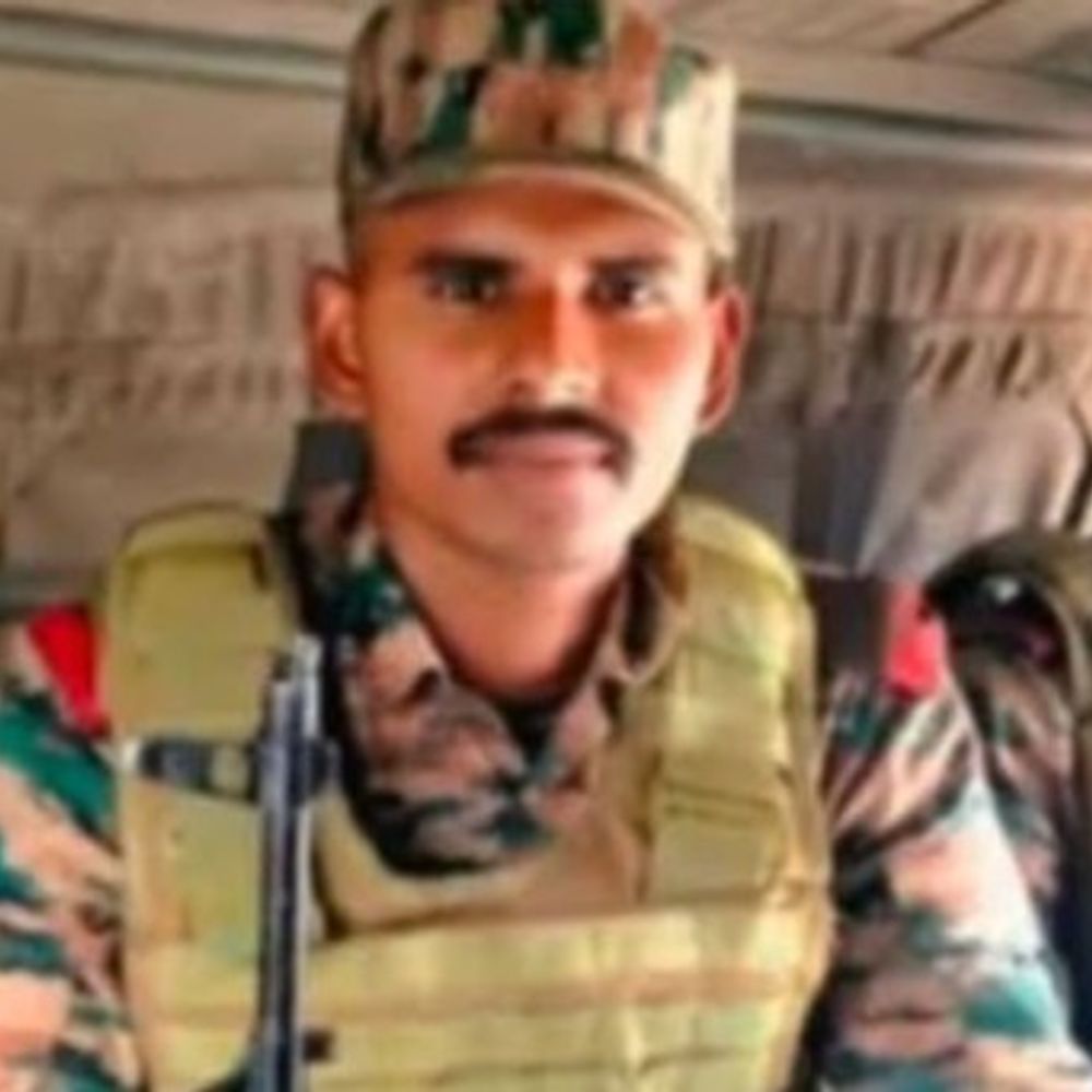 तिरंगे में लिपटा गांव पहुंचा शहीद कुंदन का अस्थि कलश:ग्रामीणों ने की फूलों की बारिश, नम आंखों से अंतिम विदाई; अरुणाचल प्रदेश के दिबांग वैली में लापता हुए थे