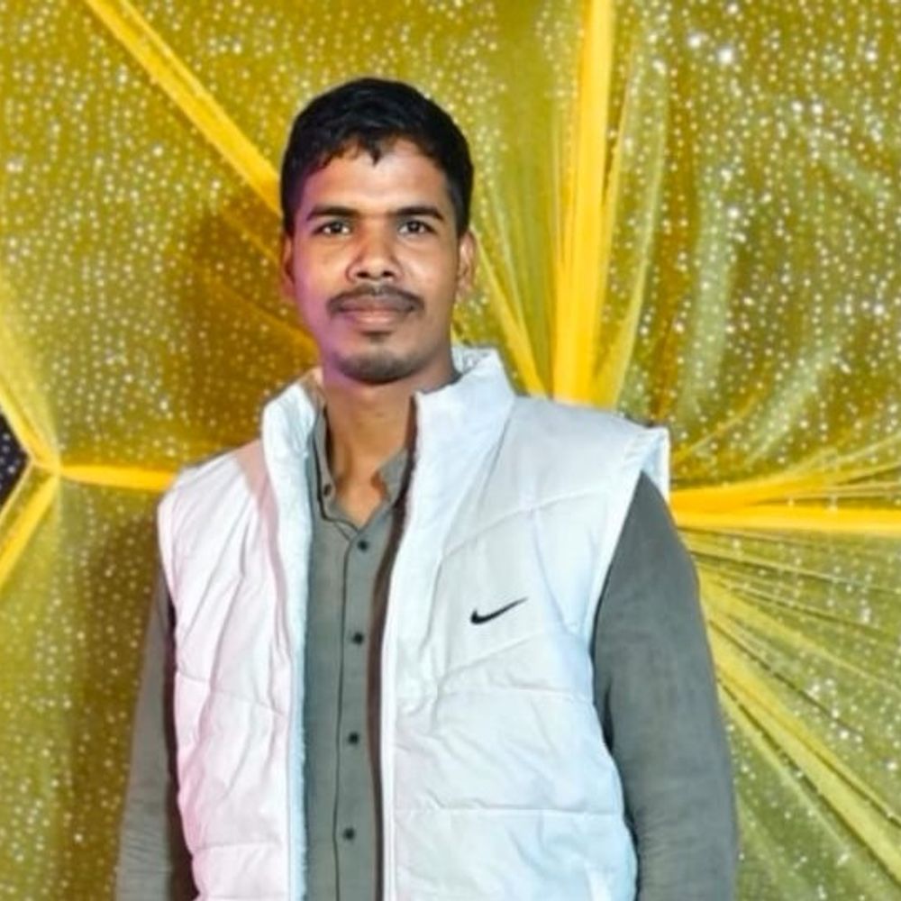 भोजपुर- हादसे में यूपी के रहने वाले ड्राइवर की मौत:बालू लोड करने के लिए घाट जा रहा था, ट्रक से हुई सीधी टक्कर; अपस्ताल लाने के दौरान हुई मौत