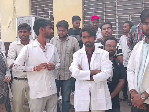 अस्पताल में लैब टेक्नीशियन ने की हड़ताल:बोले- ऑफर लेटर नहीं मिला, मांगें नहीं मानी तो उग्र आंदोलन करेंगे