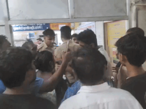 पुलिस पर पक्षपात का आरोप लगा लोगों ने किया हंगामा:बाइकों की भिड़ंत के बाद जिला अस्पताल पहुंची थी पुलिस, वीडियो वायरल, पुलिस से नोकझोंक