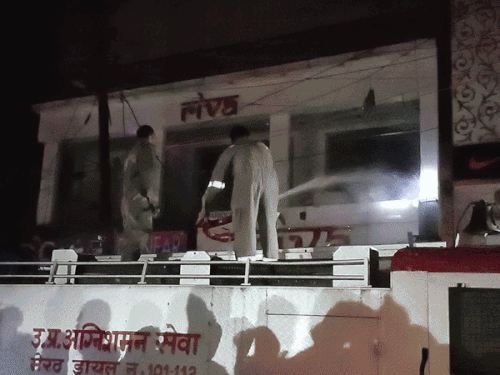 आबूलेन के दो कपड़ा शोरूम में भीषण आग:रात 11 बजे धुआं उठते देख लोगों ने दी सूचना, फायर ब्रिगेड की गाड़ियां मौके पर