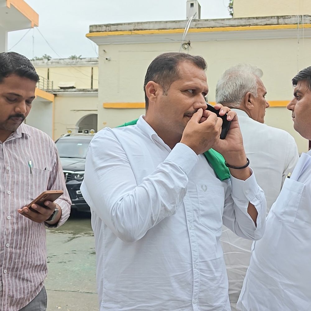 सहारनपुर कलेक्ट्रेट परिसर से किसान नेता की कार चोरी:सीसीटीवी में कैद हुई वारदात, डीएम से मिलने पहुंचे थे भाकियू पदाधिकारी; कार किसी दूसरे व्यक्ति से मांगकर लाए थे