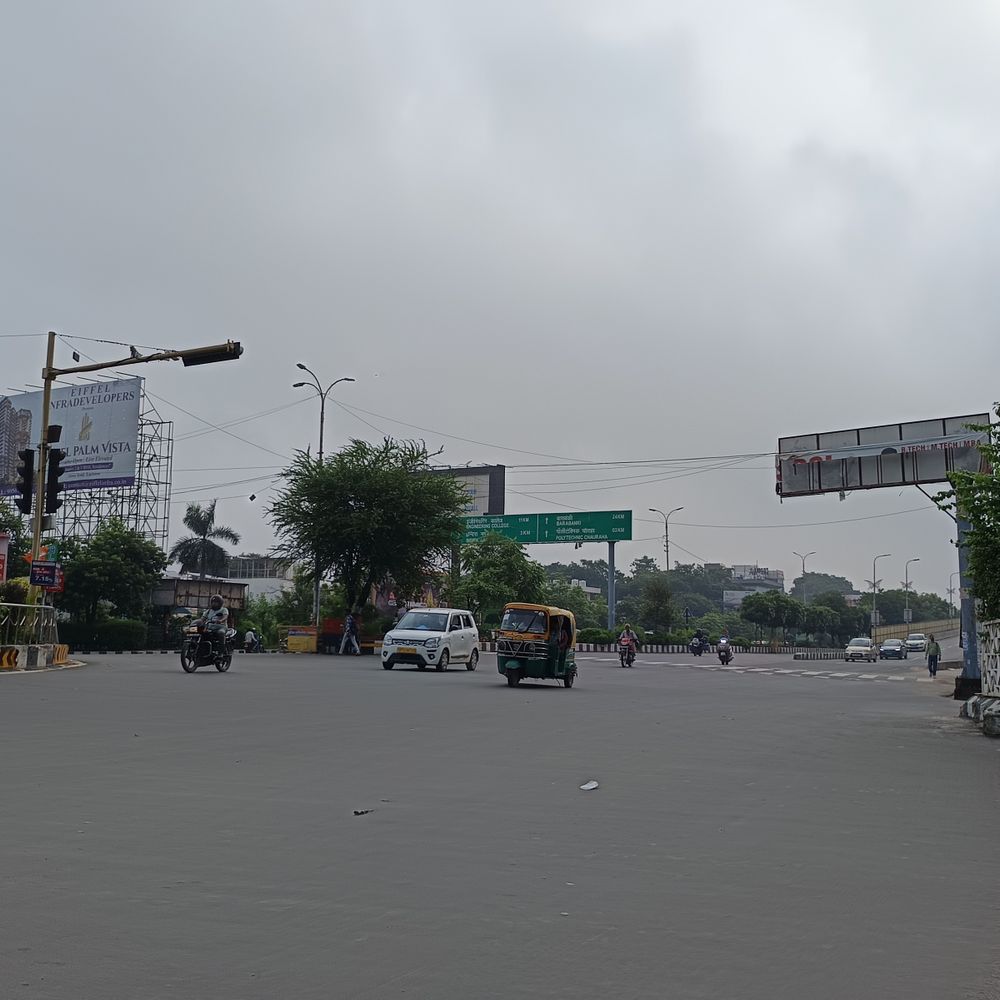लखनऊ में सुबह से बादलों की गरज चमक:दिन में होगी बरसात, मौसम विभाग ने जारी किया ऑरेंज अलर्ट