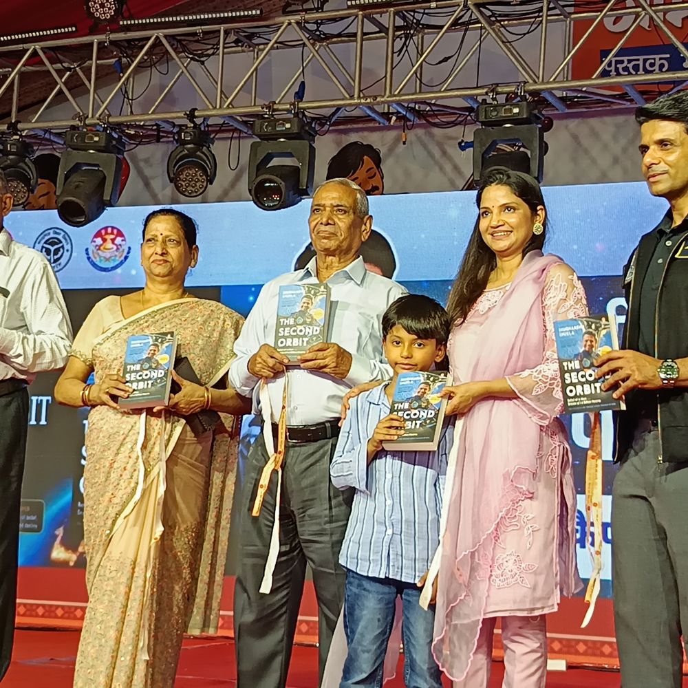 शुभांशु शुक्ला ने साझा की अपनी सपनों की उड़ान:अशोक चक्र विजेता ग्रुप कैप्टन ने गोमती पुस्तक महोत्सव में बच्चों को किया मोटिवेट